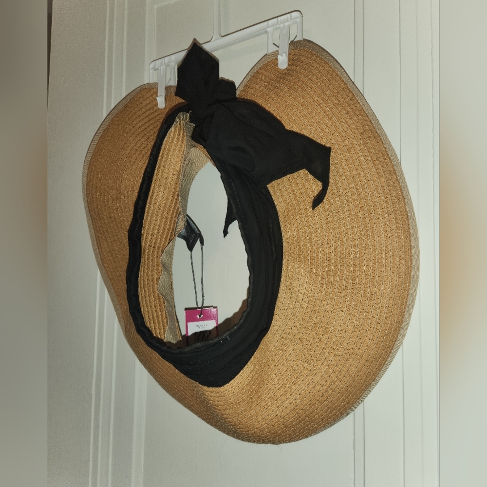 NWOT VINCE CAMUTO floppy tie back visor